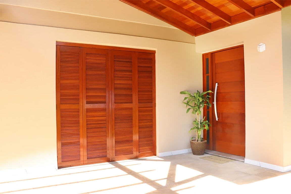 Tipos de Portas: Pantográfica, Camarão, Pivotante, de Balcão, Colonial